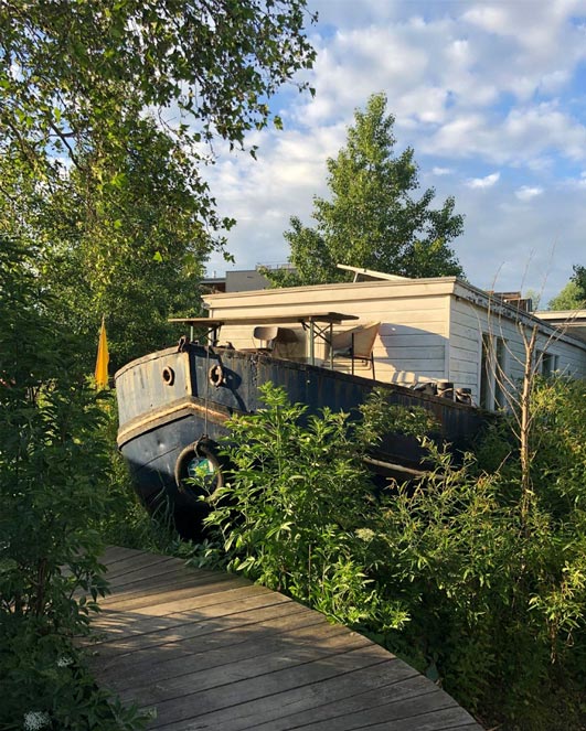 photo du bateau recyclé en parc